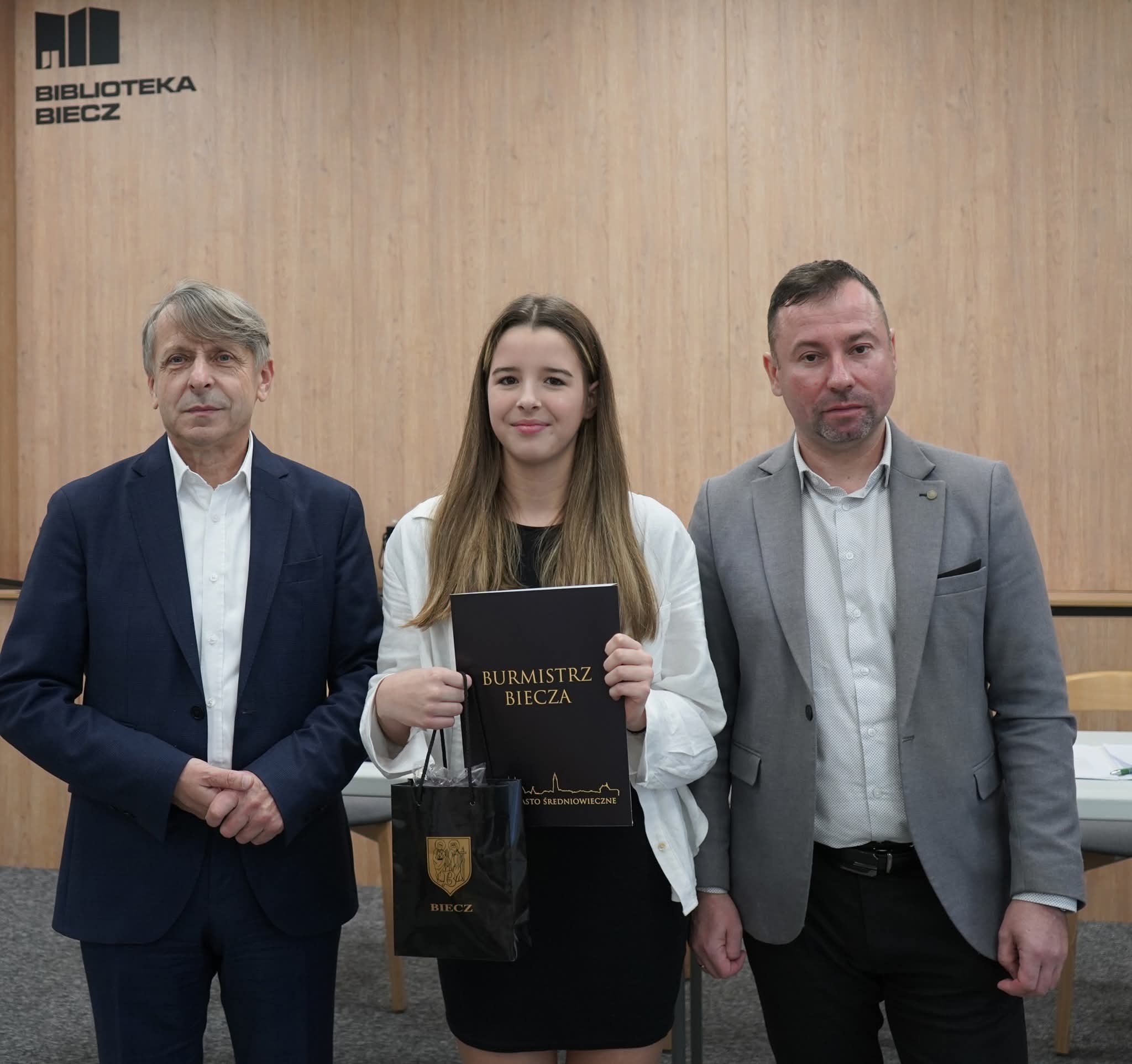 Uczennica ZSP w Libuszy wraz z przedstawicielami samorządu