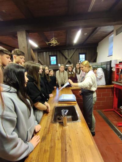 Warsztaty czerpania papieru i zwiedzanie muzeum