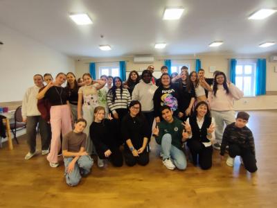 Zdjęcie grupowe uczniów z wolontariuszami