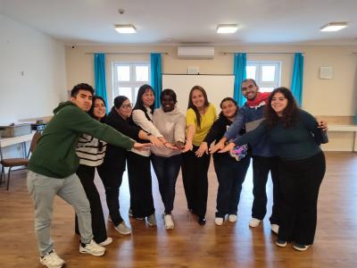 Zdjęcie opiekuna z wolontariuszami EuroWeek