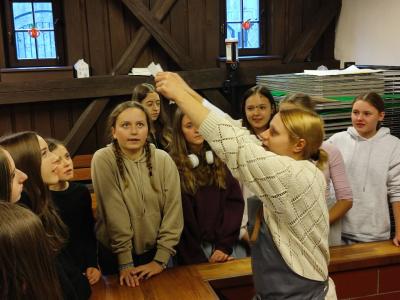 Warsztaty czerpania papieru i zwiedzanie muzeum