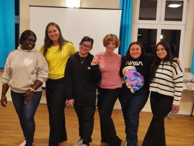 Zdjęcie grupowe opiekunów i wolontariuszy