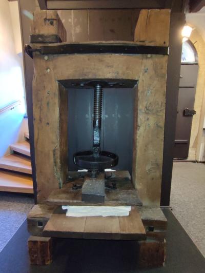 Warsztaty czerpania papieru i zwiedzanie muzeum