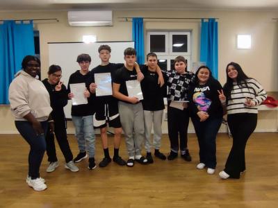 Pamiątkowe zdjęcie wolontariuszy z uczniami ZSP Libusza