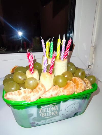 Lodowo-owocowy tort urodzinowy