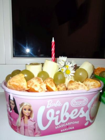 Lodowo-owocowy tort urodzinowy