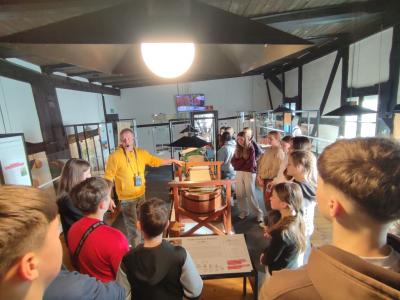 Warsztaty czerpania papieru i zwiedzanie muzeum