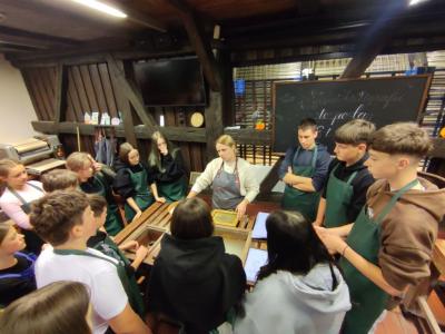 Warsztaty czerpania papieru i zwiedzanie muzeum