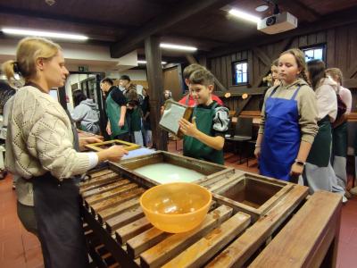 Warsztaty czerpania papieru i zwiedzanie muzeum
