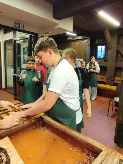 Warsztaty czerpania papieru i zwiedzanie muzeum