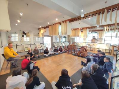 Warsztaty czerpania papieru i zwiedzanie muzeum