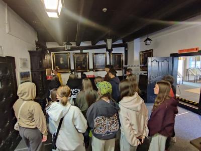 Warsztaty czerpania papieru i zwiedzanie muzeum