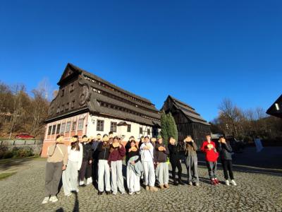 Grupa uczniów na dziedzińcu Muzeum Papiernictwa