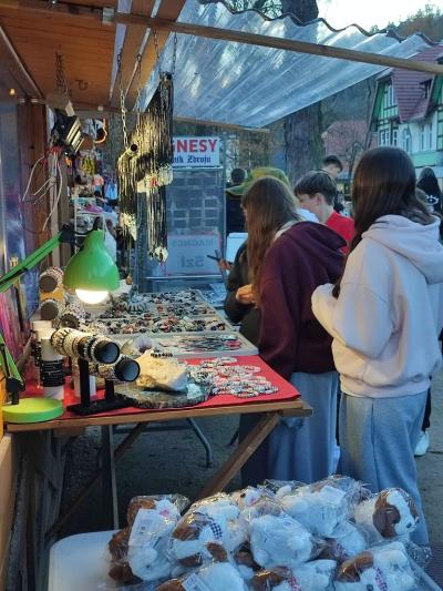 Uczniowie kupują pamiątki w Dusznikach Zdroju