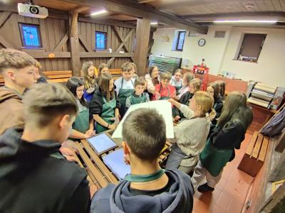 Warsztaty czerpania papieru i zwiedzanie muzeum