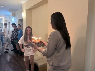 Niespodziankowe przytjęcie urodzinowe i tort ze świeczkami