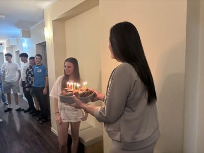 Niespodziankowe przyjęcie urodzinowe i tort ze świeczkami.