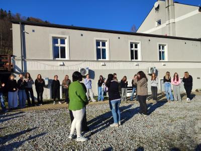 33. Rozgrzewka na świeżym powietrzu.jpg