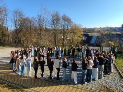 Taneczna rozgrzewka na świeżym powietrzu