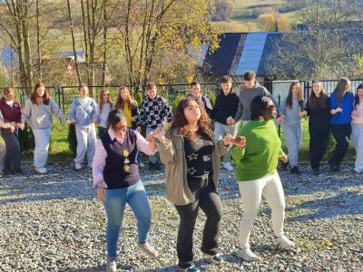 Taneczna rozgrzewka na świeżym powietrzu