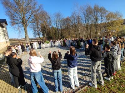 Taneczna rozgrzewka na świeżym powietrzu