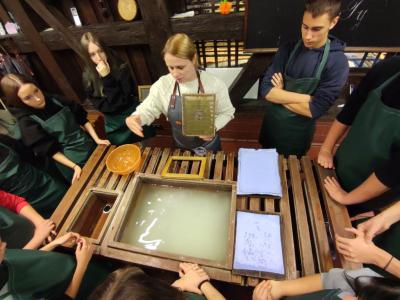 Warsztaty czerpania papieru i zwiedzanie muzeum