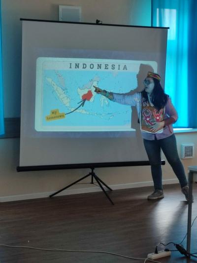 Wolontariusz prezentuje swój kraj-język, kultura i trasdycje