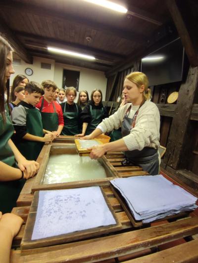 Warsztaty czerpania papieru i zwiedzanie muzeum