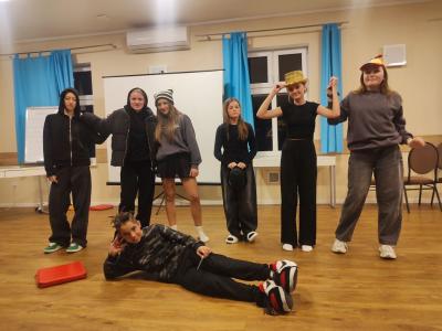 Zadanie Night Show w wykonaniu uczniów.