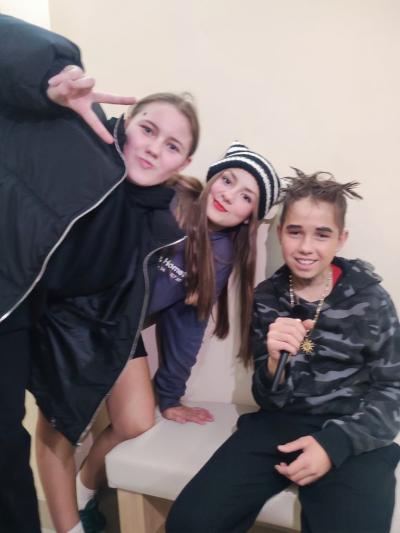 Grupa uczniów przed wystepem