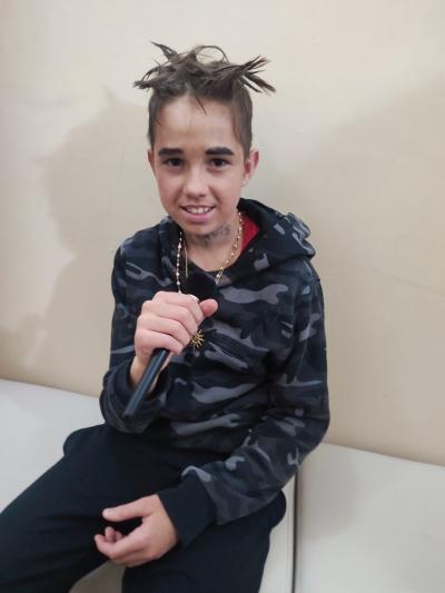 Grupa uczniów przed wystepem