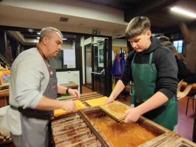 Warsztaty czerpania papieru i zwiedzanie muzeum