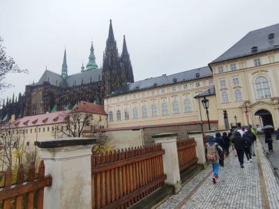 Zwiedzamy deszczowa Pragę