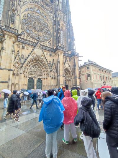 Grupa uczniów zwiedza uroczą Pragę