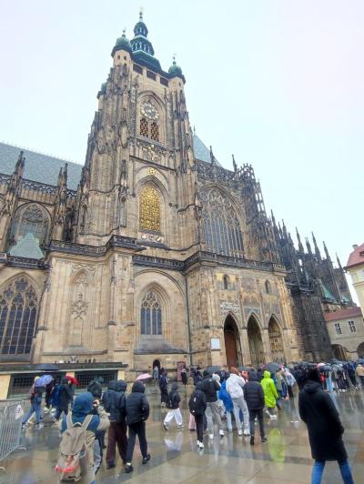 Grupa uczniów zwiedza uroczą Pragę