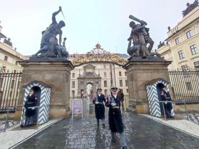 Grupa uczniów zwiedza uroczą Pragę