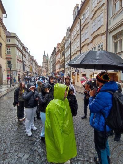 Grupa uczniów zwiedza uroczą Pragę