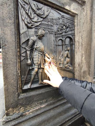 Grupa uczniów zwiedza uroczą Pragę