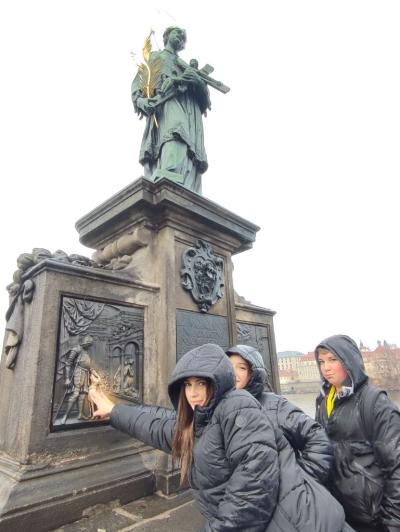 Grupa uczniów zwiedza uroczą Pragę