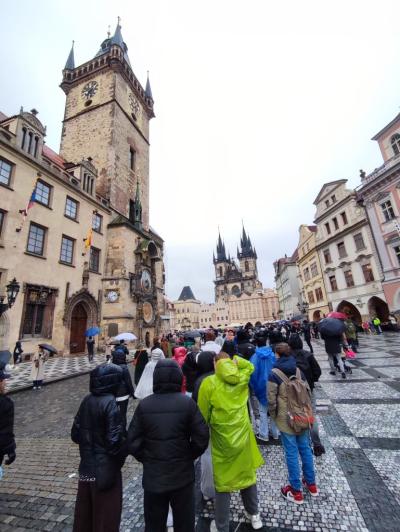 Grupa uczniów zwiedza uroczą Pragę