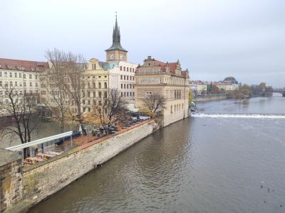 Grupa uczniów zwiedza uroczą Pragę