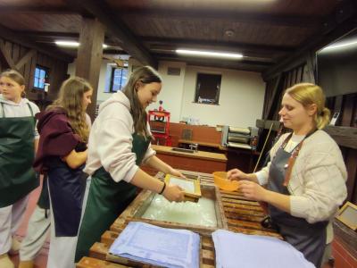 Warsztaty czerpania papieru i zwiedzanie muzeum