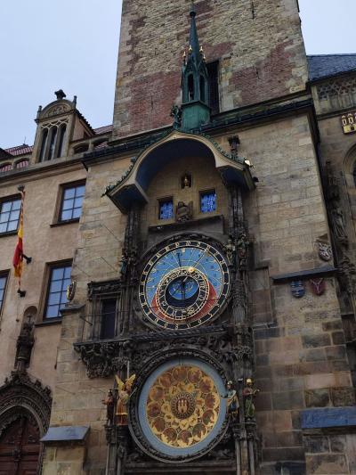 Grupa uczniów zwiedza uroczą Pragę