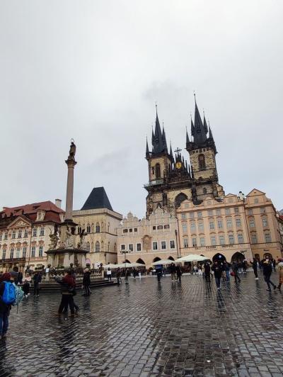 Grupa uczniów zwiedza uroczą Pragę