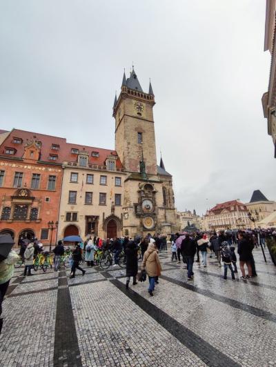 Grupa uczniów zwiedza uroczą Pragę