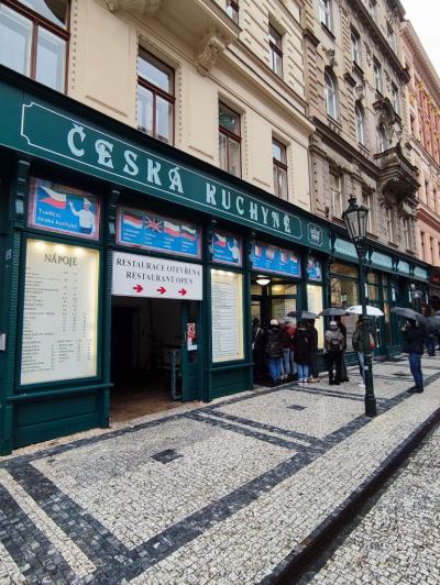 Grupa uczniów zwiedza uroczą Pragę