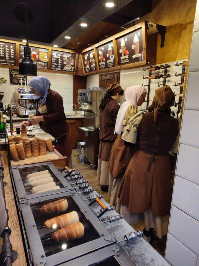 Grupa uczniów zwiedza uroczą Pragę