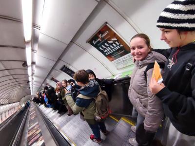 Grupa uczniów korzystająca z metro w Pradze