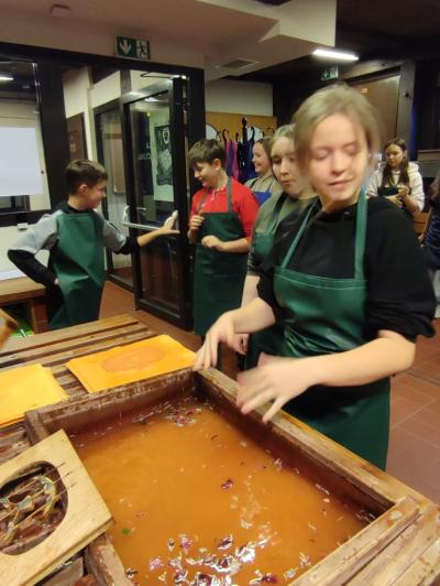 Warsztaty czerpania papieru i zwiedzanie muzeum