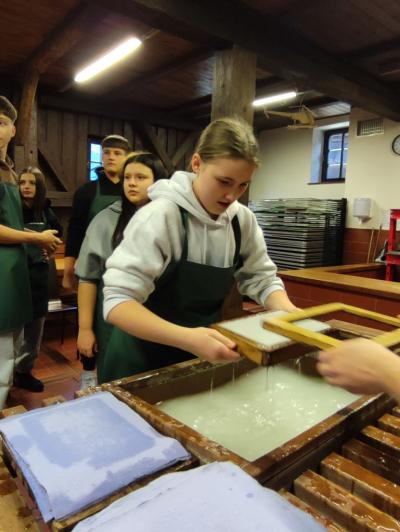 Warsztaty czerpania papieru i zwiedzanie muzeum